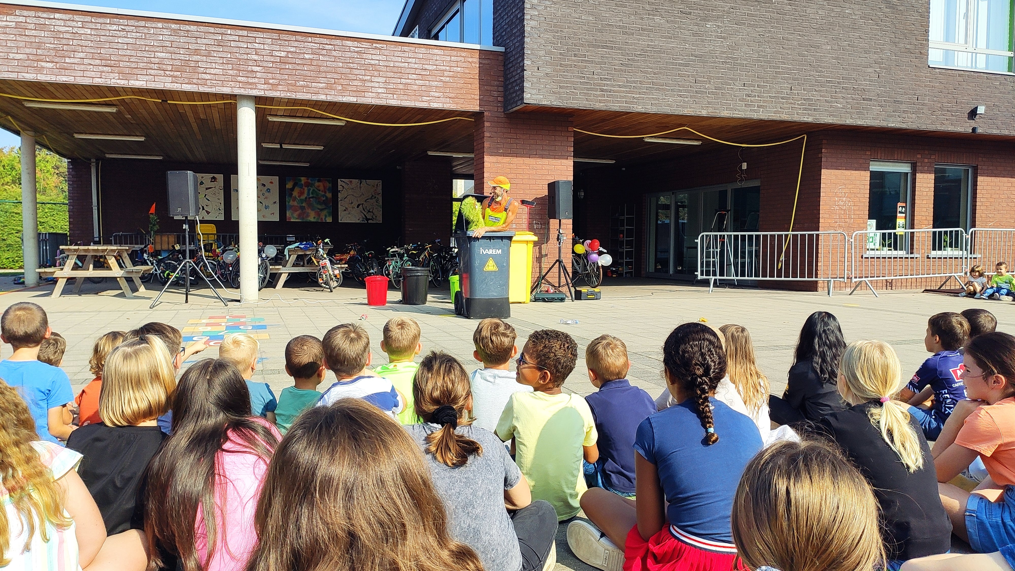 Straattheater Gusta met rotzooi