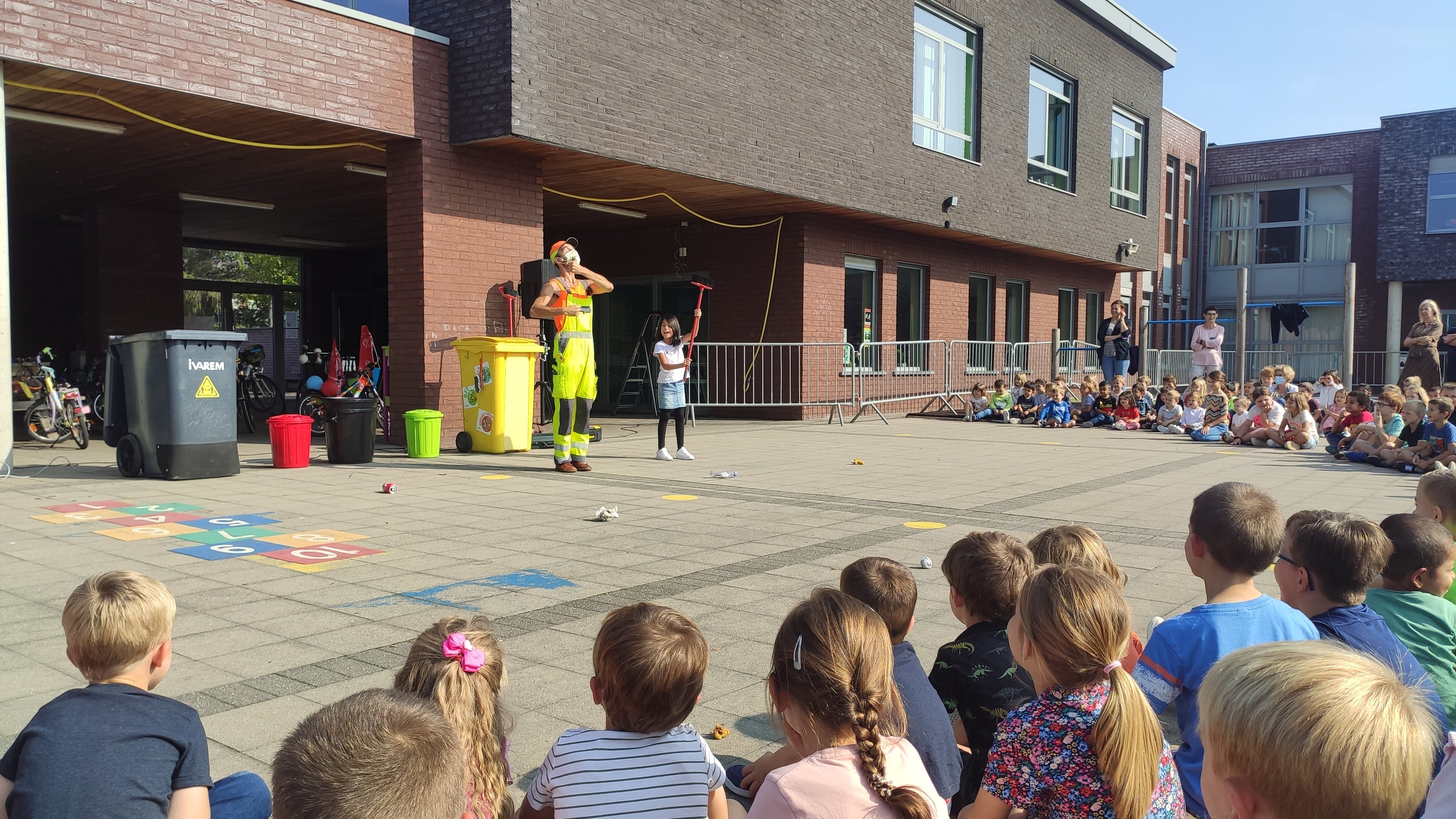 Straattheater Gusta met rotzooi